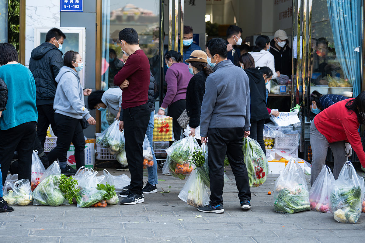 2022年3月2日,瑞丽市一菜店,市民采购大量蔬菜肉蛋等生活物资.