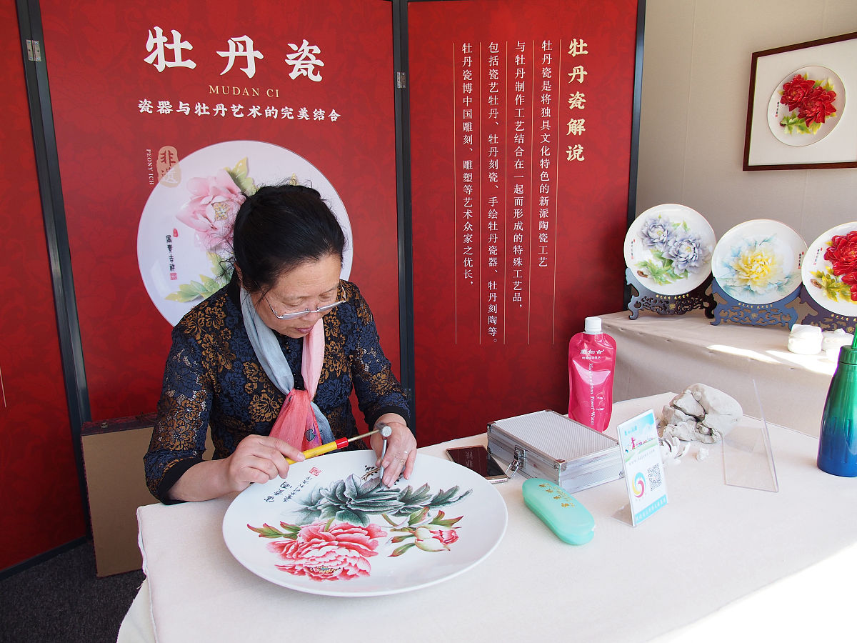 给我一些与牡丹花有关的创意灵感？文创产品或者办公用品方面的，主要是年轻人喜欢的