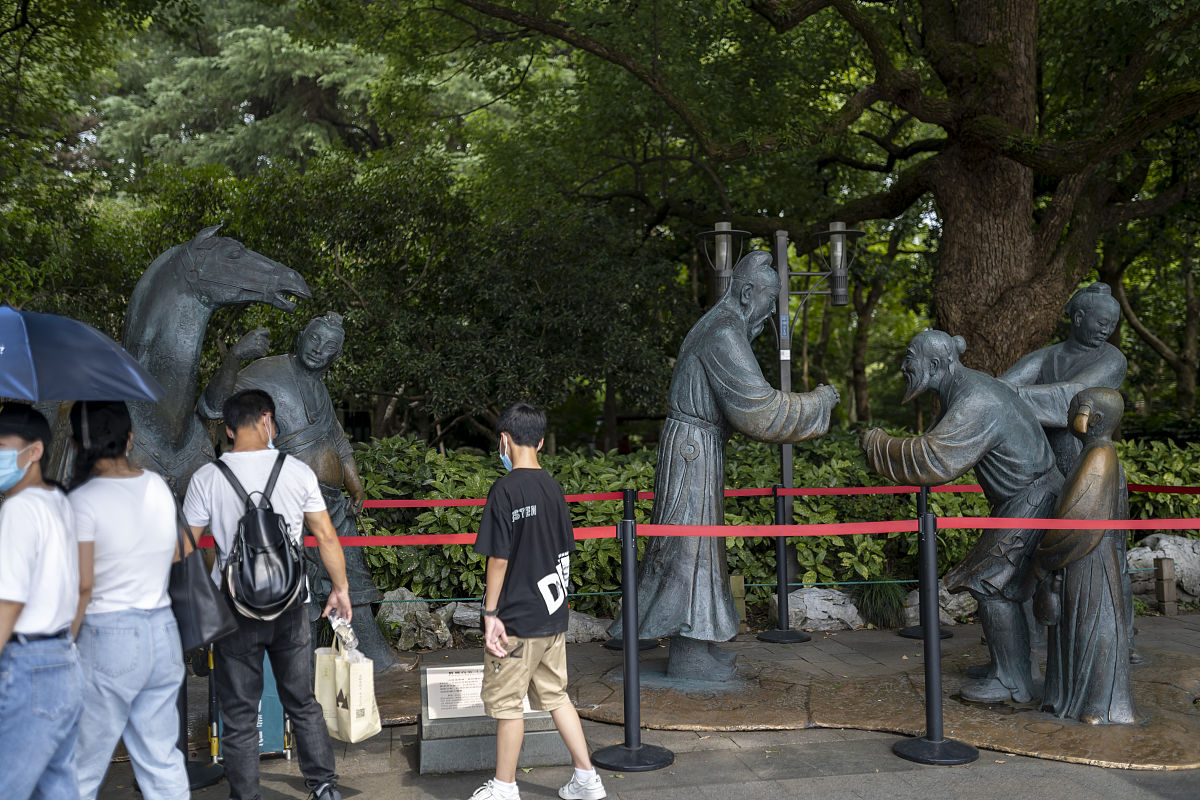 “不敬歌酒，不敬云台， 不敬长街喧哗，萋萋万籁，不敬长街喧哗 “这个的全文是什么