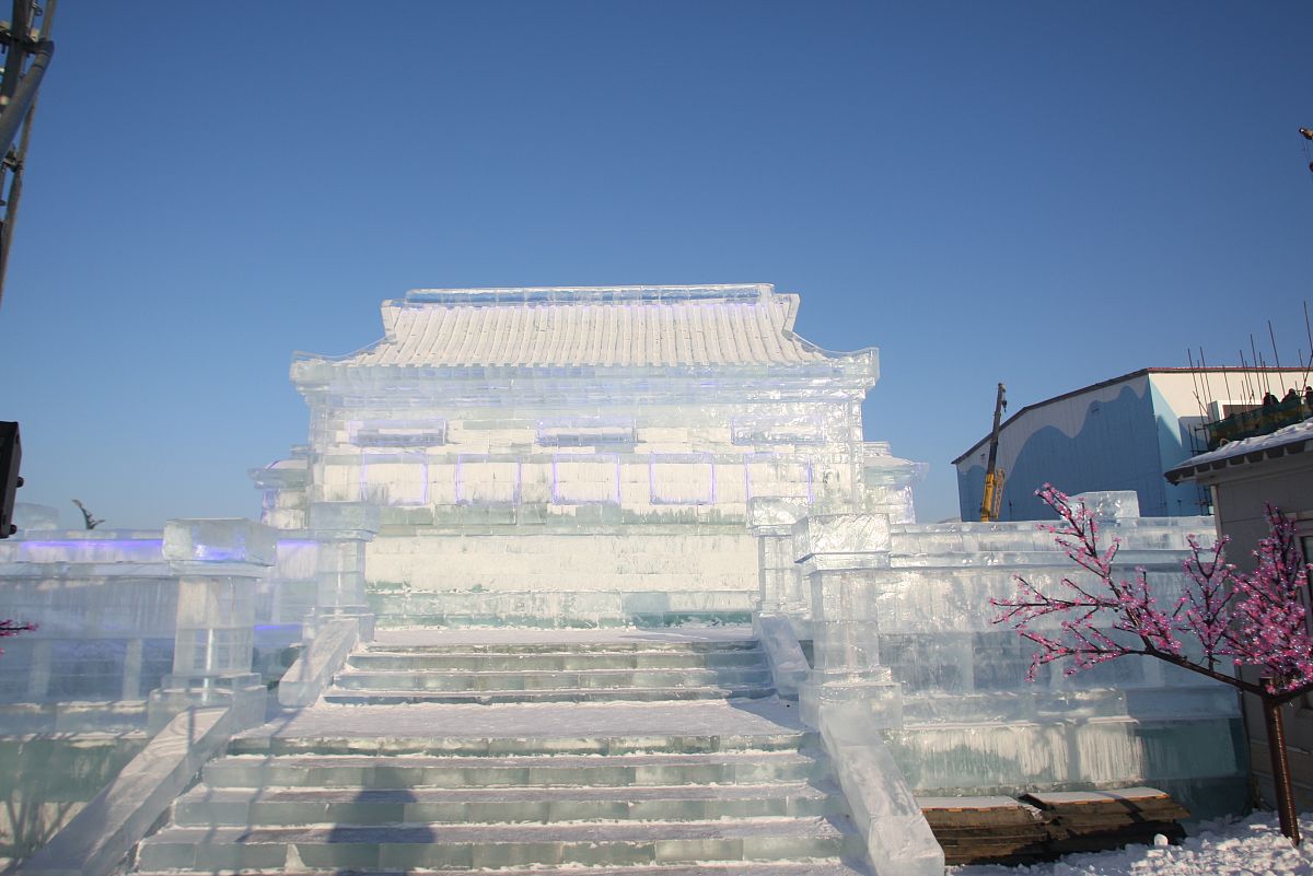 2017年12月28日,哈尔滨冰雪大世界,有的冰建筑像白玉堆砌的宫殿,另一