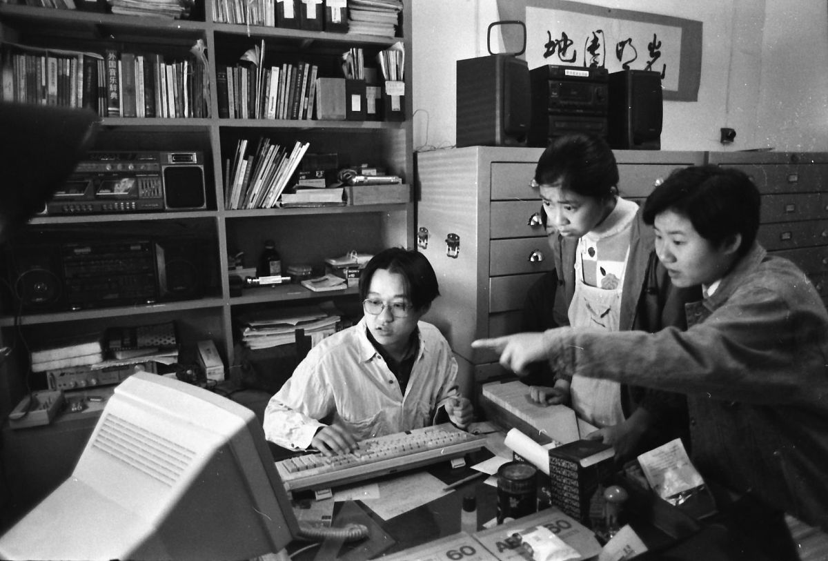 1997年,南京,笔者偶见几位盲人从图书馆走出,他们是来借磁带,回去听书