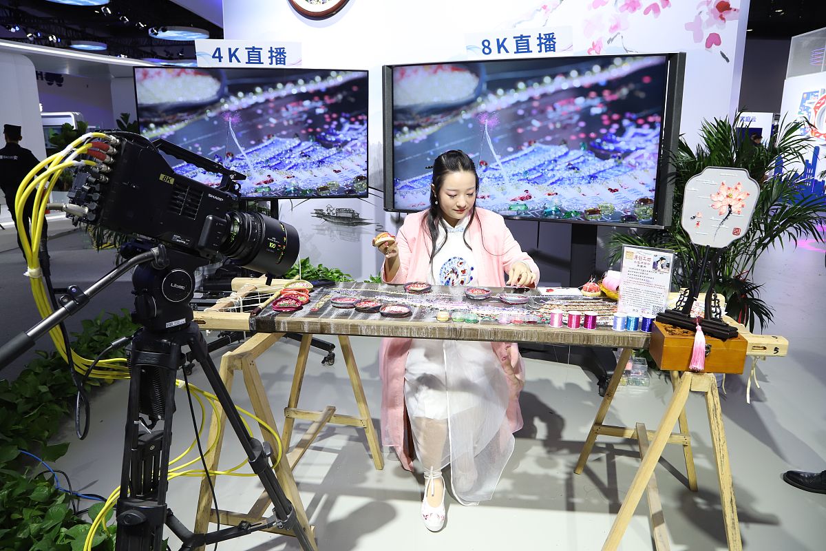 2019年11月3日,北京,5g8k技术现场高清直播一位工作人员在2019中国国