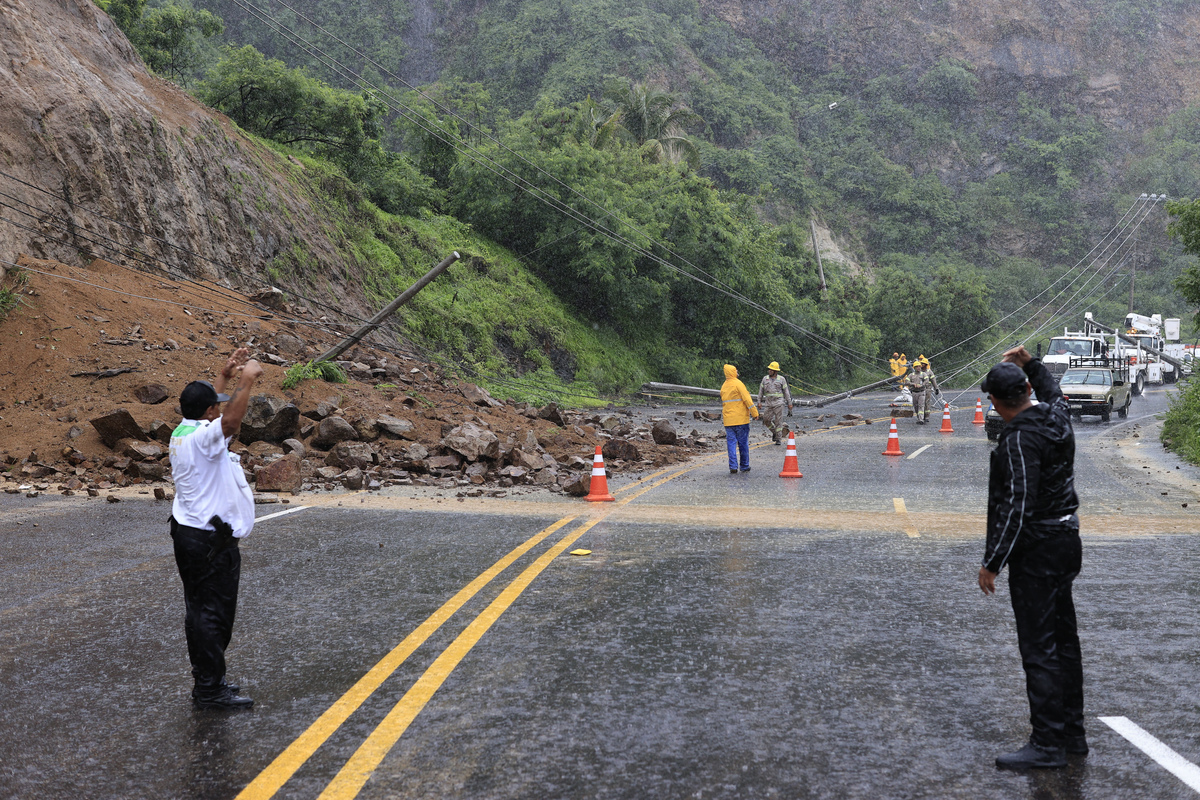 我公司于2020年8月1日应招标进场同年11月10日红线内占地开始部分交付使用为配合项目部隧道先行施工的要求与原隧道施工队伍做了大量工作于2020年10月8日经我公司自行与地方协调由高山隧道出口两侧进行红线内占地苗木清点及便道填筑工作途经三处水塘一处河流两处石油管道