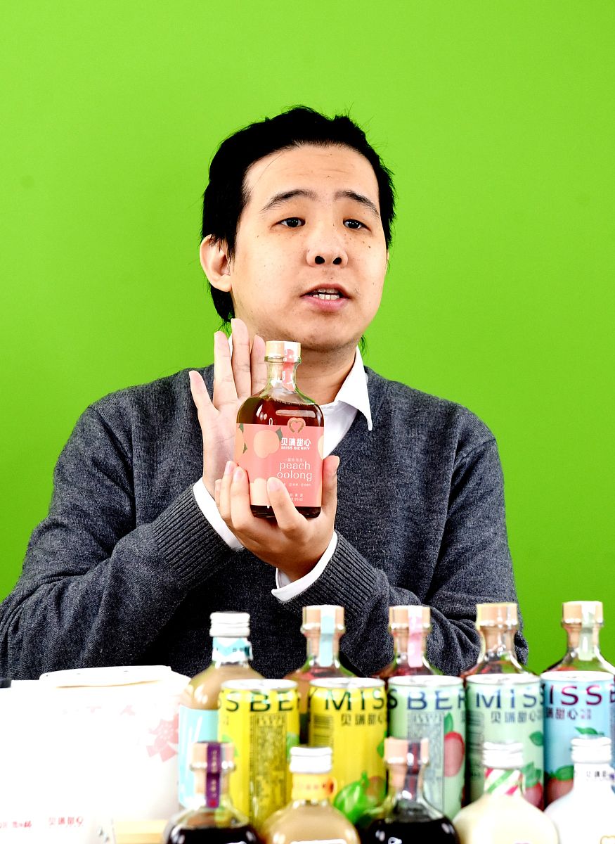 根据以下三点帮我再写一份做得好的地方我的岗位是抖音直播带货叮叮懒人菜食品旗舰店的直播场控1直播间与主播配合默契直播氛围较好2直播间应急补位能力没有冷场情况3能够很好融合适应配合团队交流沟通无障碍