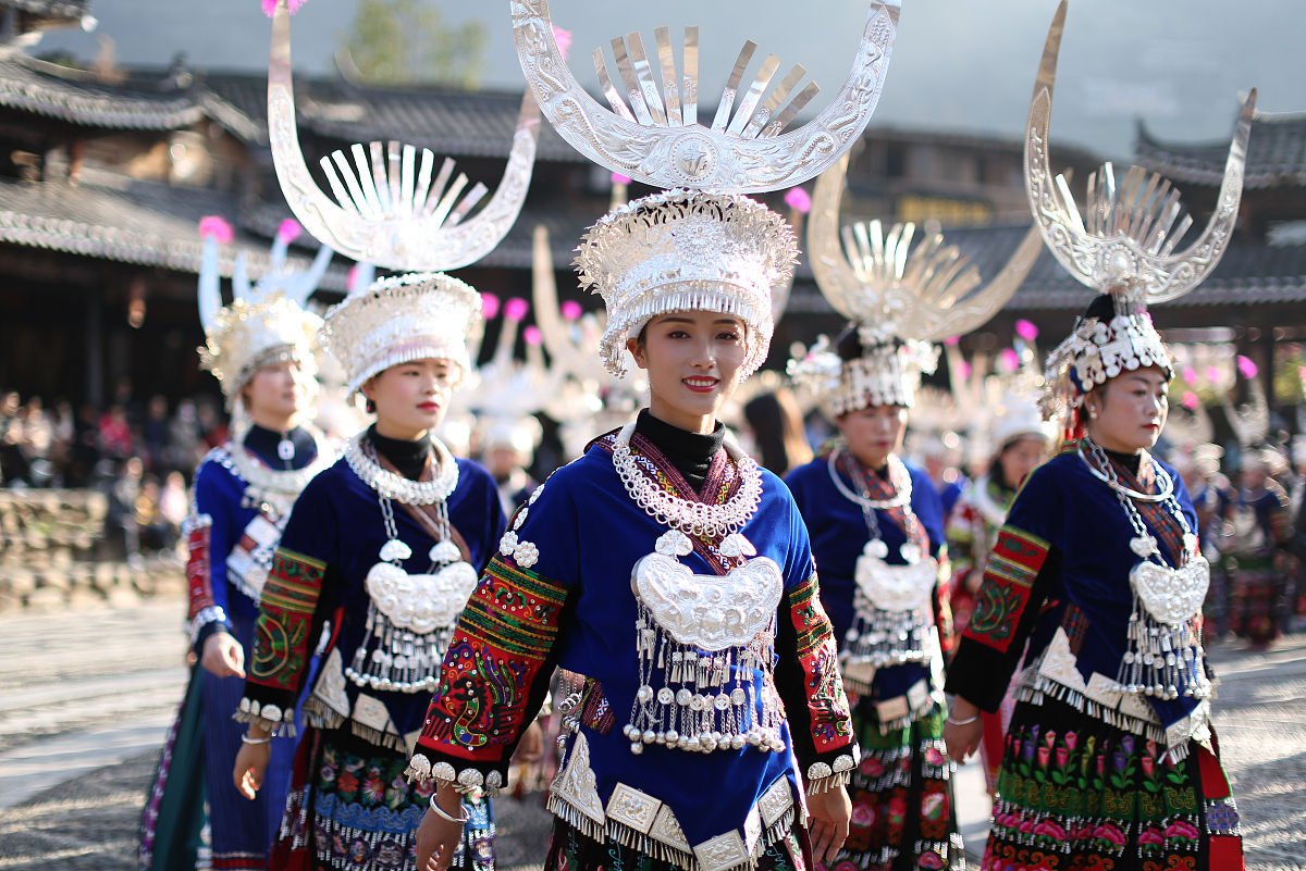 2020年11月20日,贵州黔东南,身着节日盛装的苗族村民在贵州省雷山县西