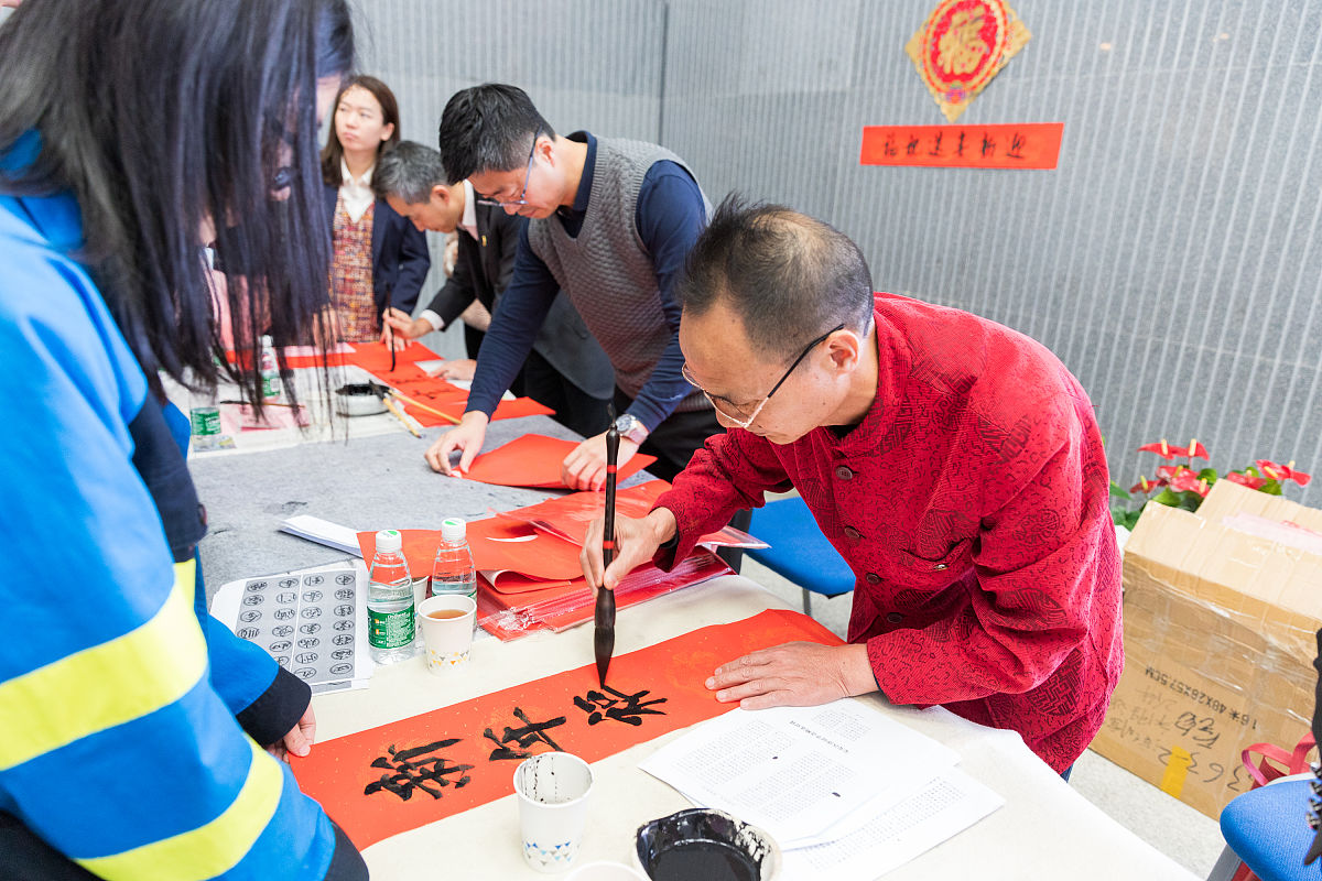 2019年2月1日,深圳机场组织"迎新春写春联送祝福"活动,将暖暖新春祝福