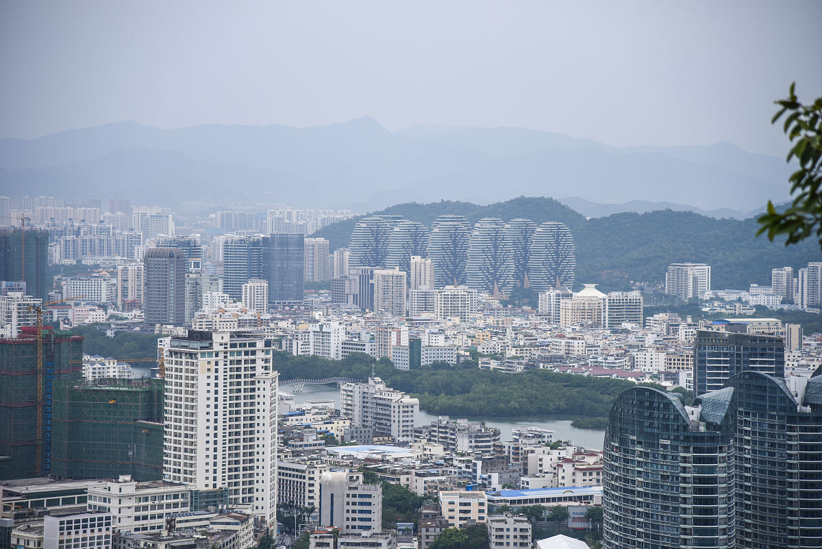 2019年12月5日,海南省三亚市,在三亚鹿回头景区俯瞰三亚市区.