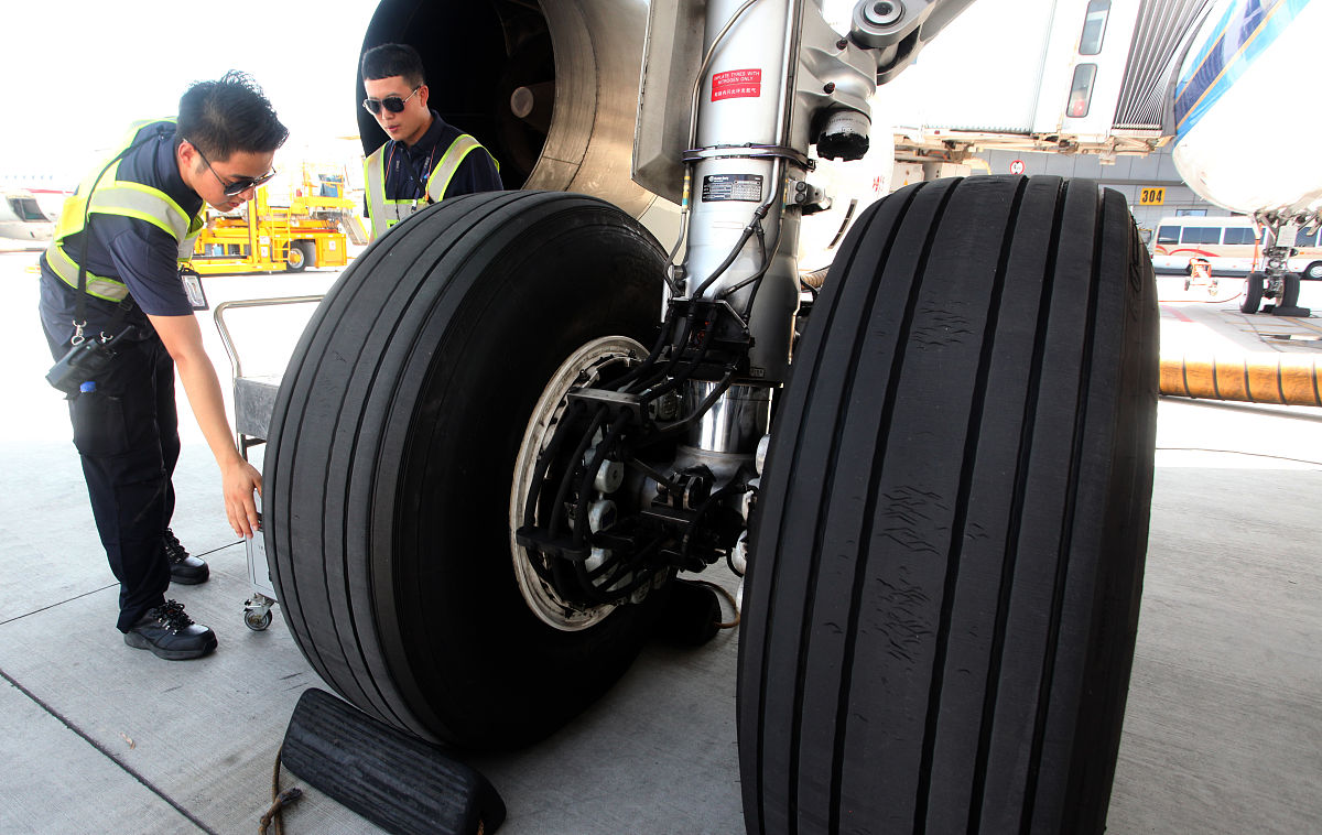高速机车采用整体碾钢轮的原因