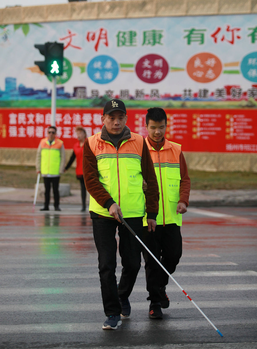 2020年12月3日,在江苏省扬州市竹西路十字路口,<strong>盲人</strong>穿着视障警示马甲