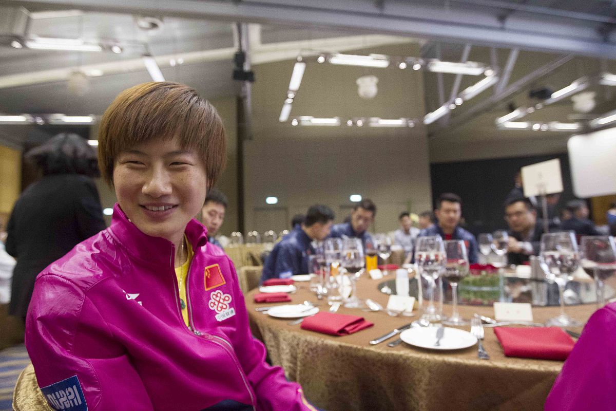 丁宁说晚上要请客吃饭