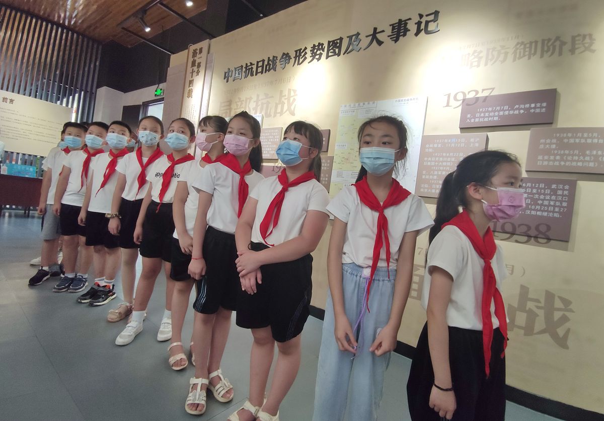 小学四年级年级组长工作总结：五自德育、学生教育大会、班级管理与安全