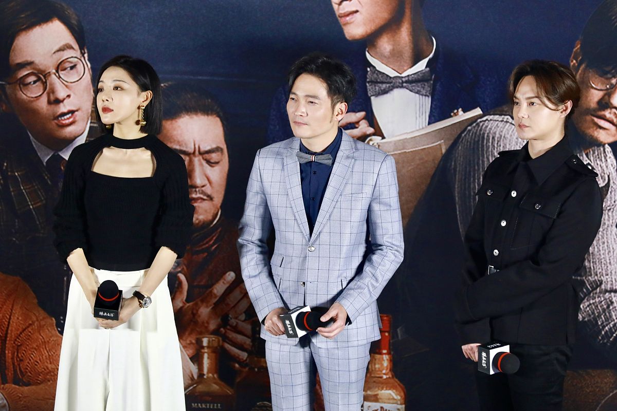 2021年11月9日,北京,电影《扬名立万》首映. 邓家佳 喻恩泰