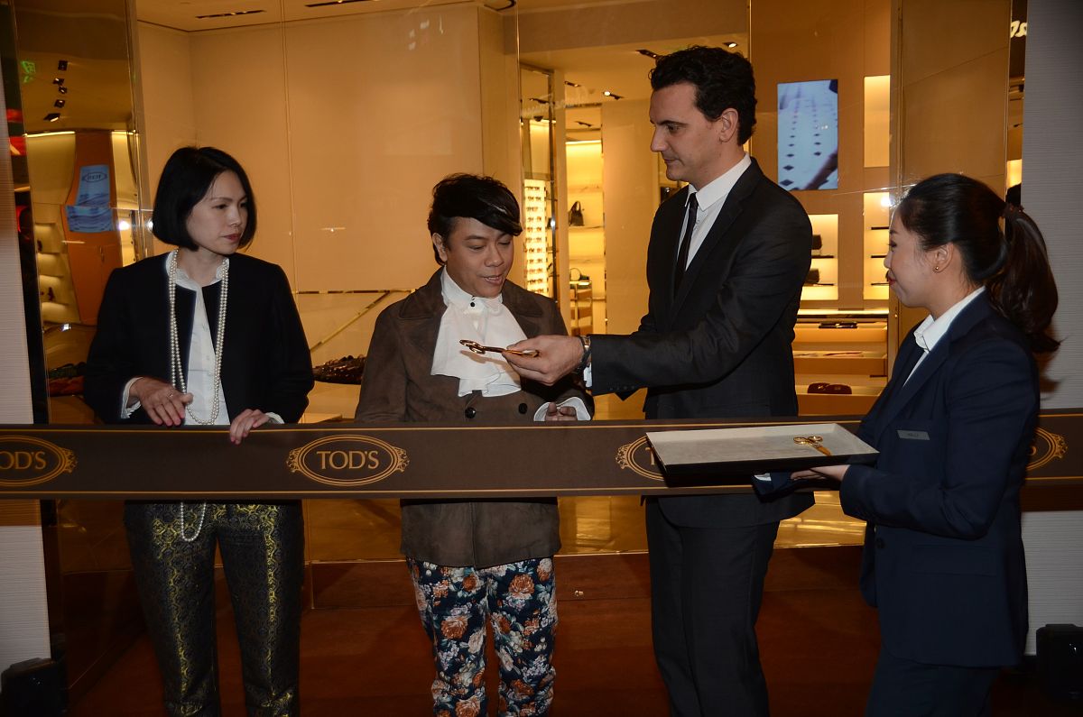 2013年11月15日,上海,明星出席晚tod's 新店开张活动.蔡康永