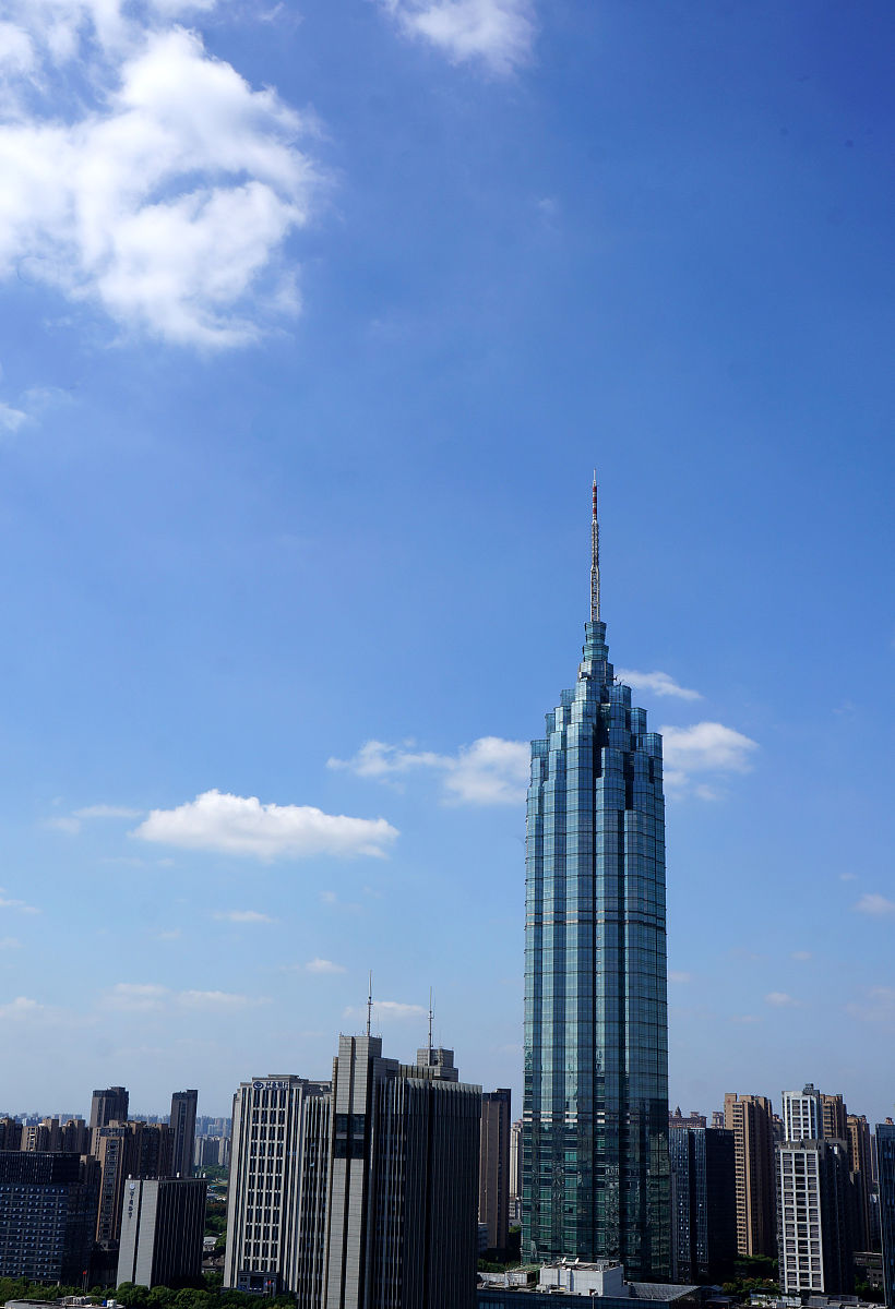 2020年10月9日,江苏常州,地标建筑现代传媒中心大厦上空蓝天白云.