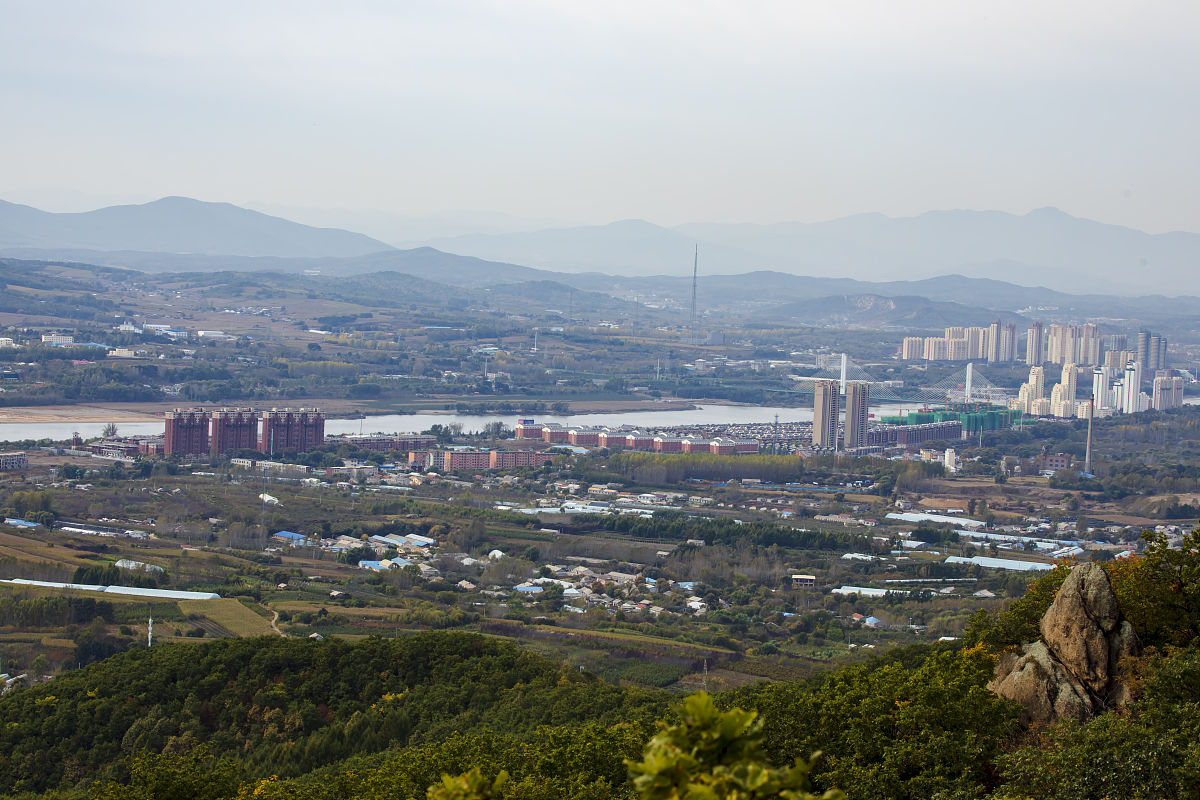 2021年10月6日,吉林省吉林市,朱雀山上俯瞰丰满区.