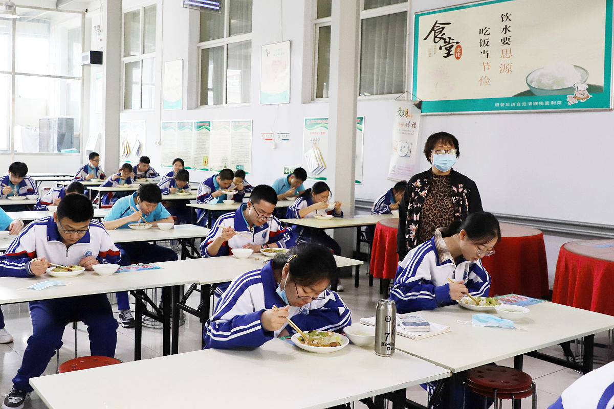 给我写一份关于上课吃东西的检查800字