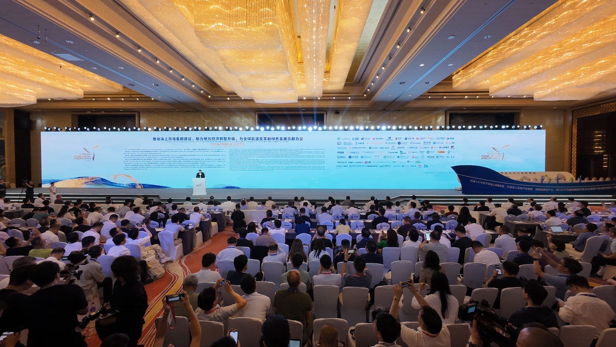 把下面的内容用中文换个说法在不改变原文含义和段落的情况下使其更易于理解：国际研讨会：作为中国电力电子业界最重要的学术会议之一专注探讨运动控制系统、电源和电力供应解决方案等热门话题展示电力电子元件、电力转换、智能运动相关的最新技术和行业趋势。交通电气化专区及论坛：全新车规级产品展示专区全面介绍与电动汽车、轨道交通、电驱动、船舶电力相关的电力电子应用技术及解决方案。同期交通电气化行业论坛云集该领域顶尖