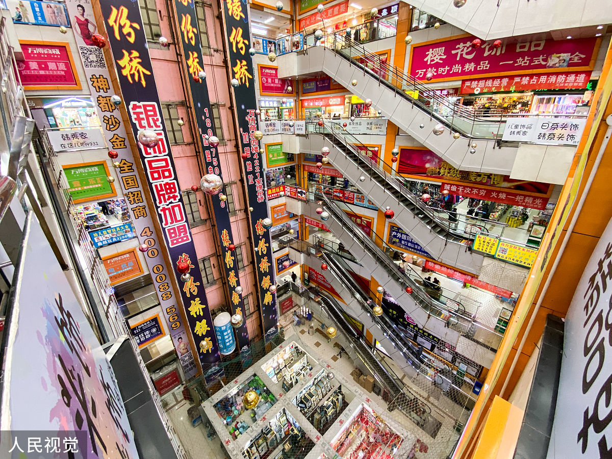 2020年4月2日,郑州万博商城(郑州万博小商品城),中庭大厅,悬挂众多广
