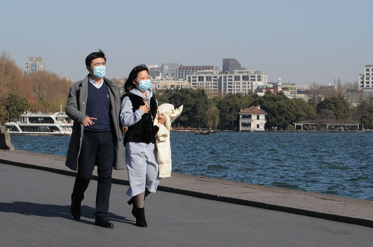 2021年1月13日,杭州,寒潮影响结束,天气回暖,市民游客在西湖景区游玩,
