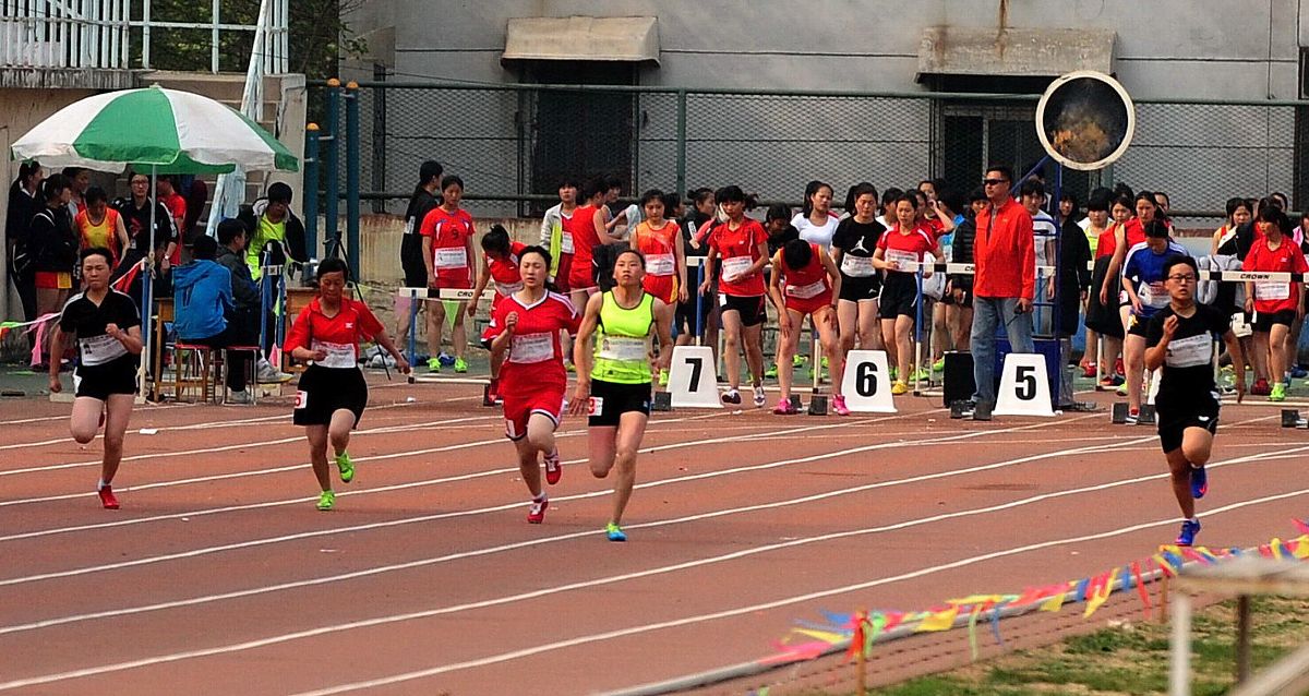 写一篇关于与你为邻的高考作文