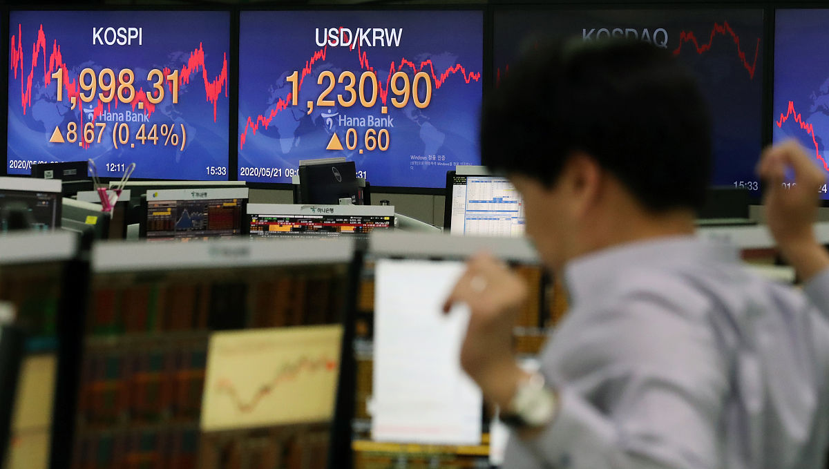 1994年6月2日至6月5日恒生指数从11300点滑落至9050点分析师指出指数重挫必将引发大崩盘。投资人只好冀望6月7日星期一复市会有一线生机终于在1994年6月7日历史称为大奇迹日全日反弹升四千多点。联交所里人声鼎沸人们在欢呼方展博高兴的跪到地上高声喊着阿梅阮梅也喊着展博的名字飞奔过来两人紧紧的拥抱。远处龙纪文看着他们黯然伤神。 同在交易所内的丁家五父子却是如五雷轰顶丁蟹坚信的跌却一点一点的升