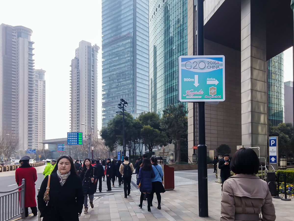 2016年02月25日,上海,当日中午时分,浦东陆家嘴香格里拉大酒店前人流