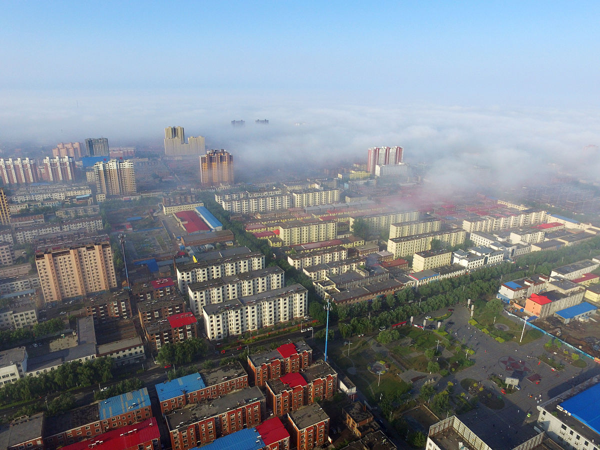 2017年5月23日,河北雄安.一场雨过后,第二天早晨大雾笼罩,往日的安新