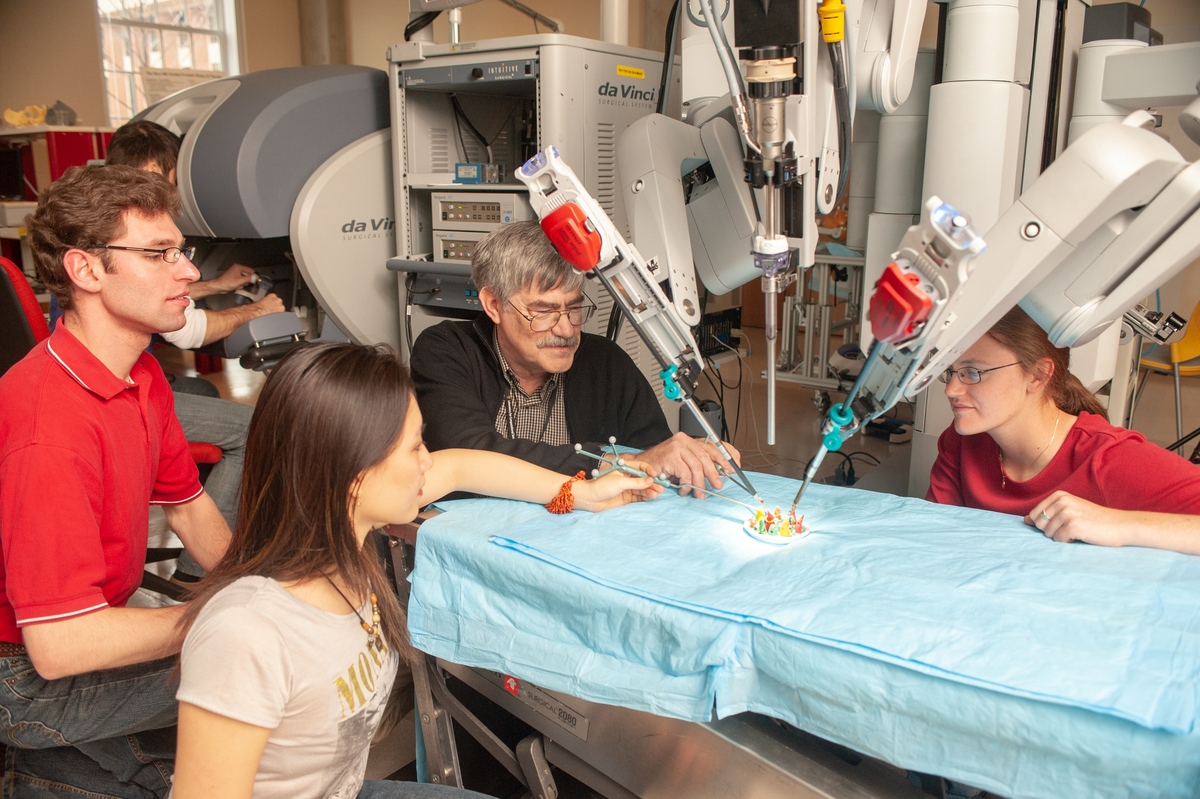 pulse sensor located proximate the radial artery是什么意思