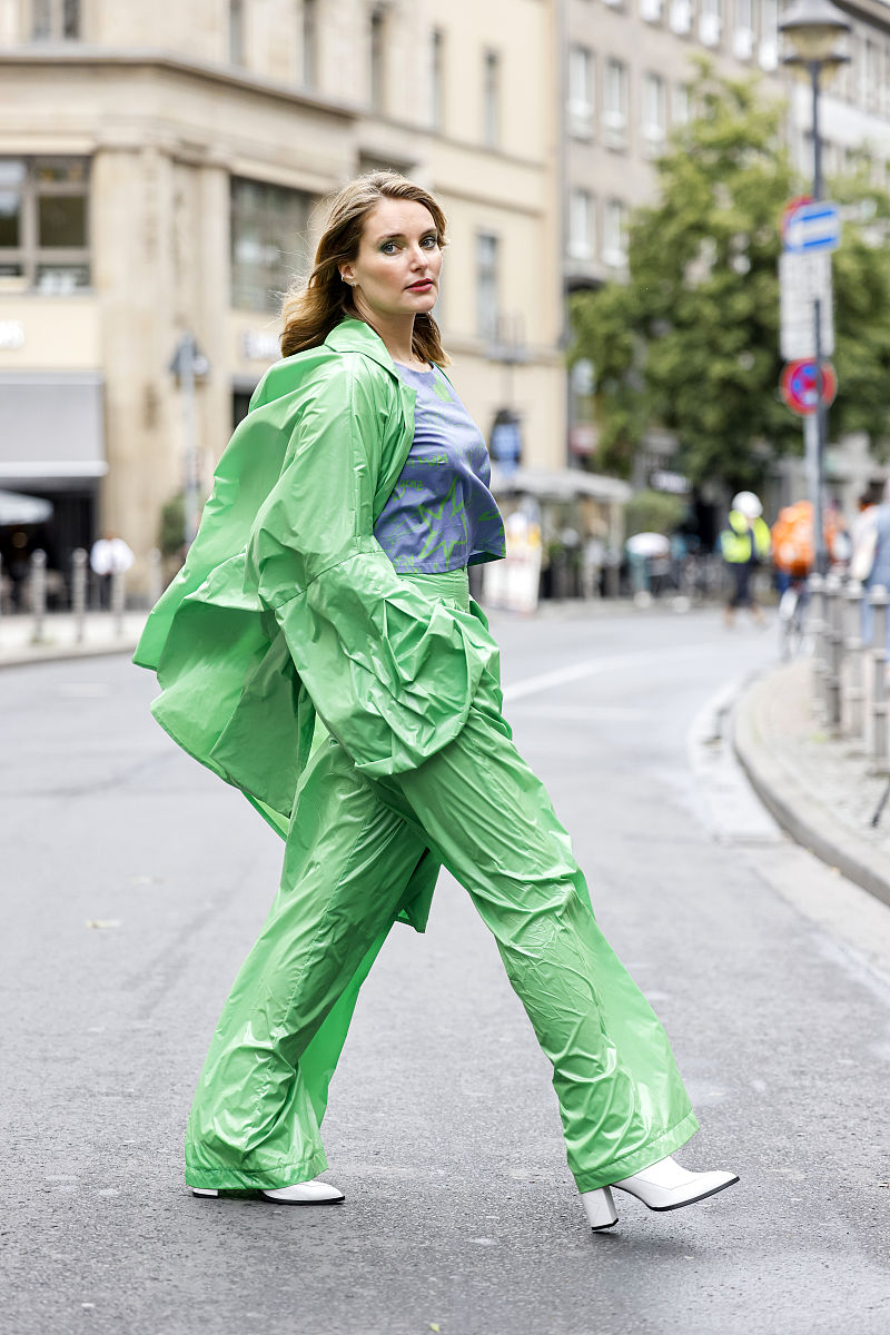 假定你是蔡徐坤根据下面的信息做一个简单的自我介绍。基本情况	￭ 蔡徐坤 13岁中国人￭ 50中七年级六班学生学习情况	￭ 最喜欢的学科是历史￭ 经常帮助同学学习兴趣爱好	￭ 喜欢看书听音乐服装打扮	￭ 白色衬衫蓝色鞋子注意： 1 词数80左右； 2 请不要逐句翻译可适当发挥； 3 文中不能出现真实的校名和人名；给我一个简单的英语范文适合中国大陆初一的学生水平前面你写的范文都太难了啊