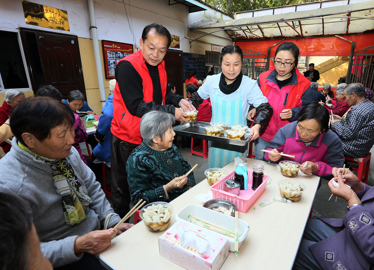 上海志愿者活动：与老人分享快乐，收获成长