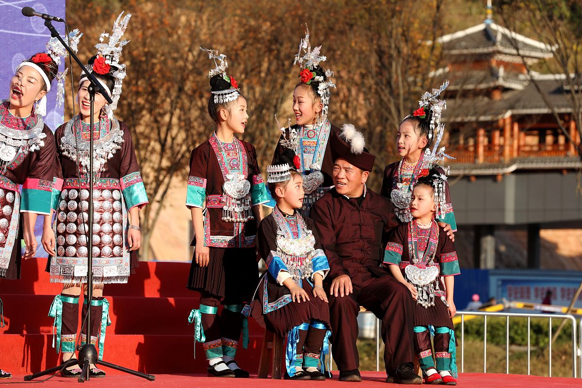 2021年12月4日,选手在广西柳州市三江侗族自治县古宜镇南站社区参加侗