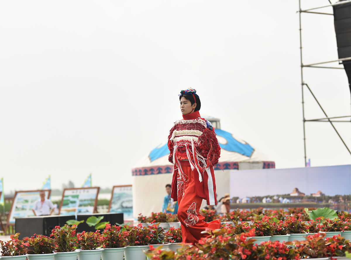 2021年7月10日,吉林松原,查干湖,独具地域特色的蒙古族服饰展.