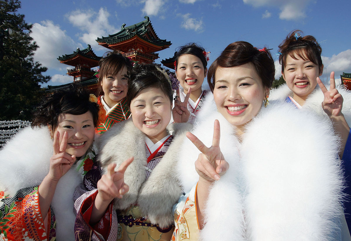 2005年1月10日,日本京都,当地20岁的年轻人聚集在一起,穿着日本传统的