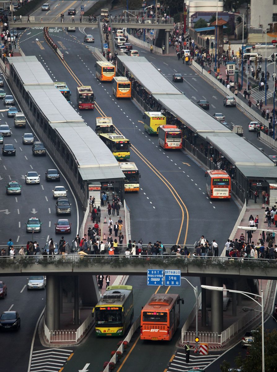 按老百姓的问法写出10句机场到市区应该怎么坐车的相似问