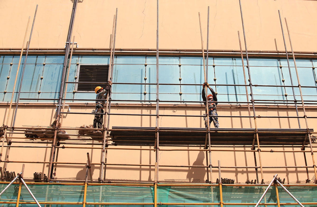 单位办公室外墙体破裂维修公司说三个月后才能修好同事们都很担心害怕危险从天而降。领导让你处理此事你怎么办？面试答题