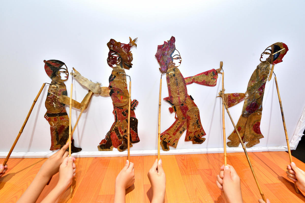 扩写一下下列文字随着现代化进程的不断推进国内许多非物质文化遗产面临着前所未有的挑战。许多传统的技艺和文化形式逐渐被遗忘和淡化这不仅仅是一种文化的损失更是一种对于历史和传统的遗弃。为了保护和传承这些宝贵的文化遗产国家积极推动非遗的发展采取了多种措施。政策上的支持包括出台相关法律法规和政策文件明确非遗保护的重要性和优先级制定保护计划和措施。经济上的支持主要是通过财政资金、项目资助和税收优惠等方式鼓励非