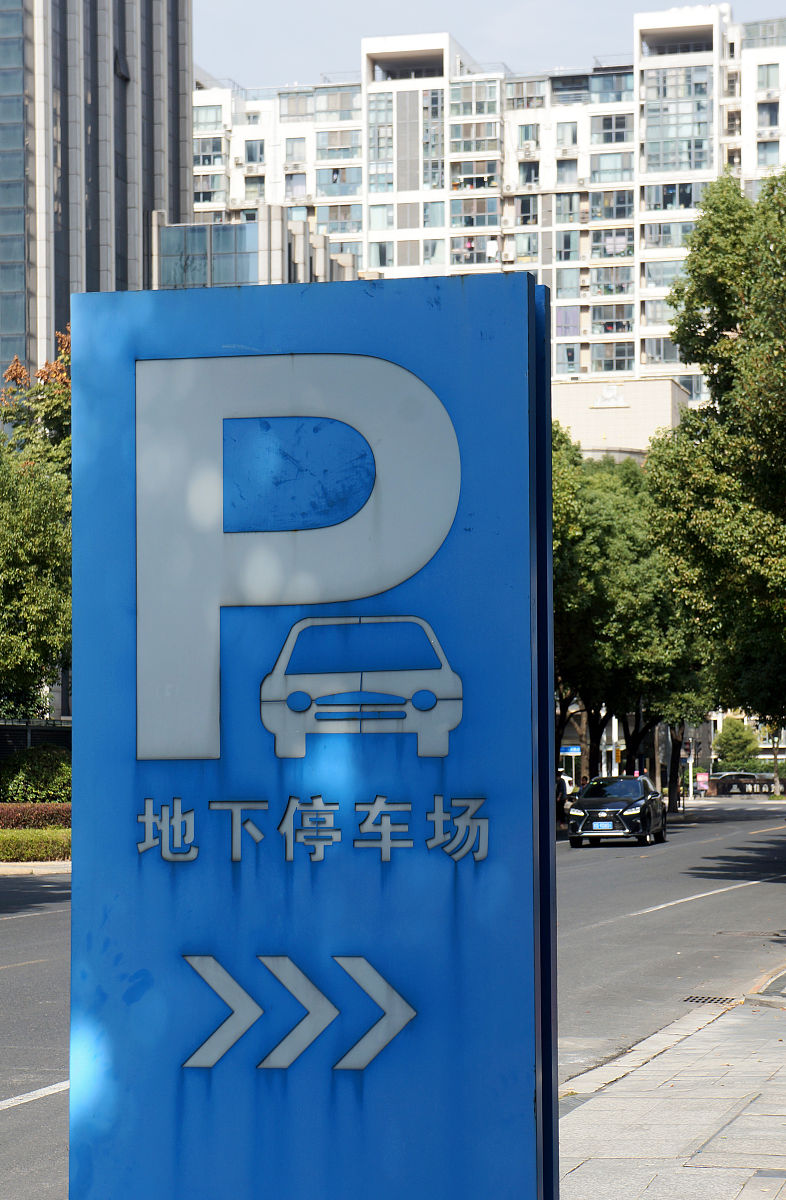 道路交通运输系统对柳州交通出行的5条重要作用分析存在什么问题可以如何改进帮我用230字详细描述