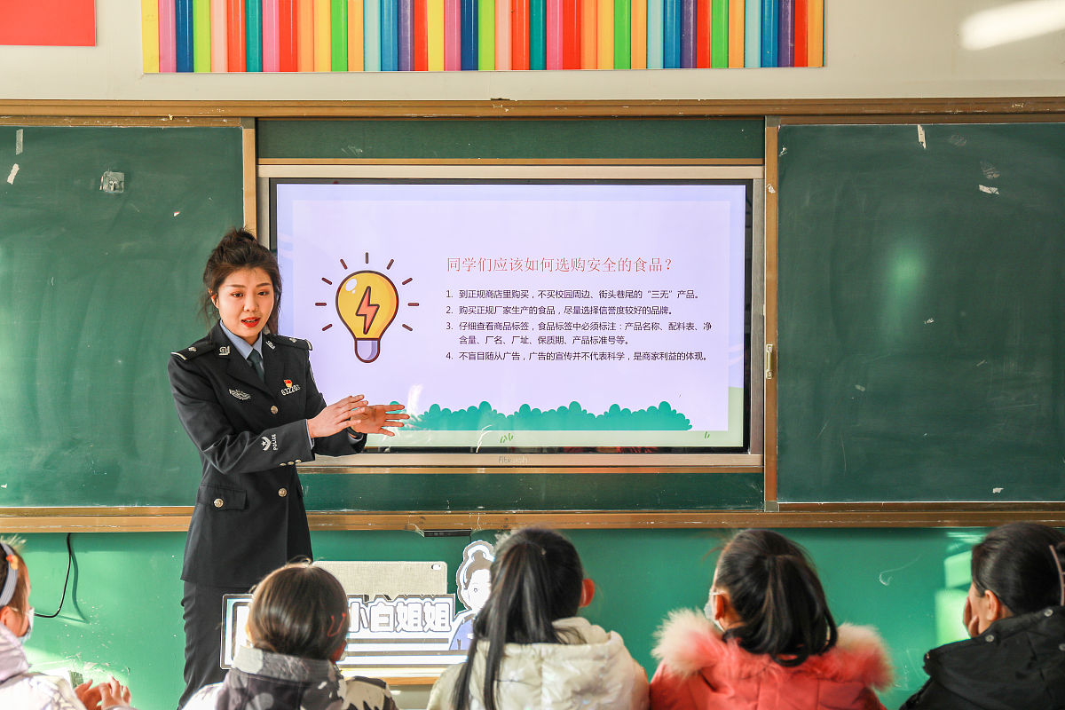 法制宣讲主题班会教案：提高法律意识，增强法律素养