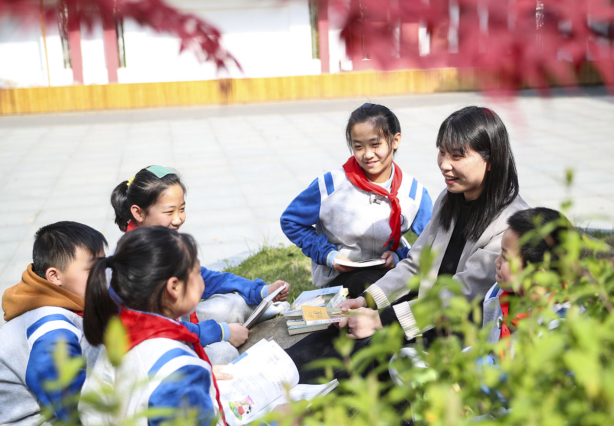街道热情接待研学小学生，鼓励他们努力学习