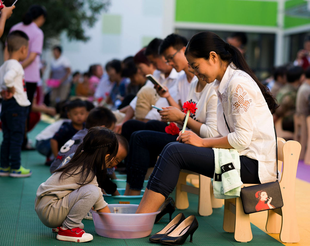 生活不以我为同学做实事为主题写一篇新闻稿。近日我校举行了一场以生活不以我为同学做实事为主题的活动。此次活动旨在倡导同学们积极参与社会实践为社会做出贡献。活动中学生会组织了一系列志愿服务活动包括义务清洁环境、慰问敬老院、为贫困学生捐赠物资等。同学们积极响应踊跃参与用实际行动践行了生活不以我为同学做实事的口号。此外学校还邀请了多位社会公益人士来校为同学们进行讲座分享他们的公益经历和心得。同学们深受启发