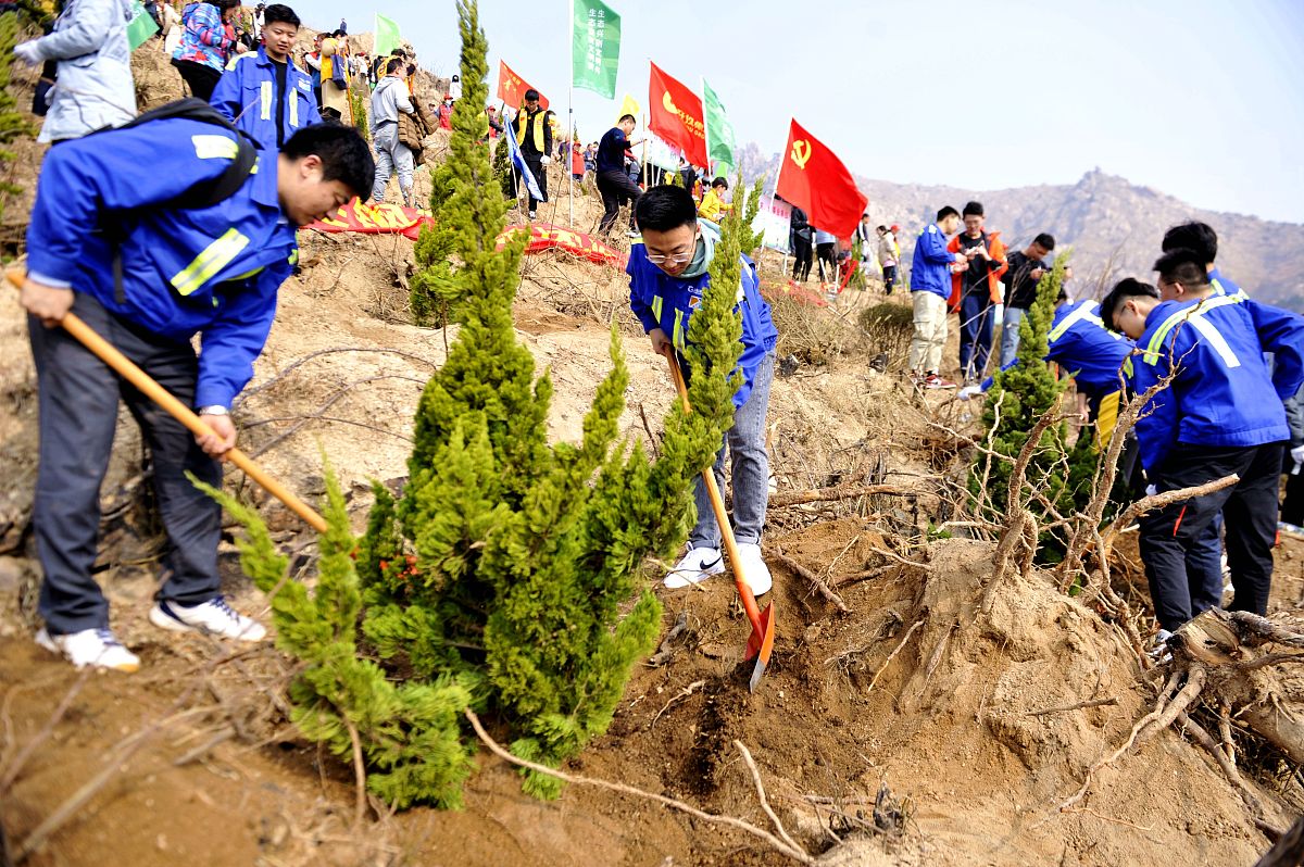 2021年3月13日,山东青岛西海岸新区灵山卫街道开山口村,市民参加植树
