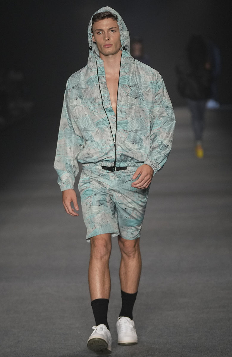 当地时间2021年11月18日,巴西圣保罗,torinno 品牌秀场.a model wears