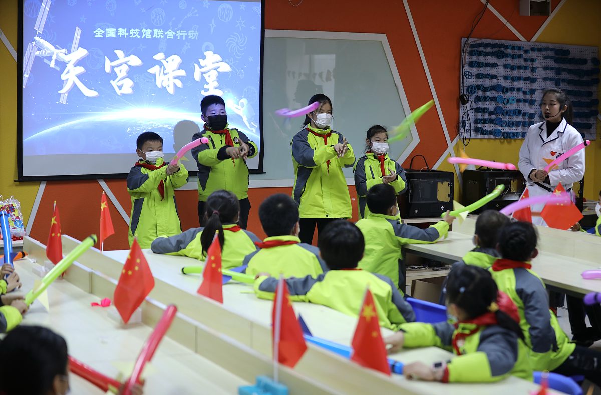 七言律诗探寻人类起源与进化 | 从微观到宏观的生命奥秘