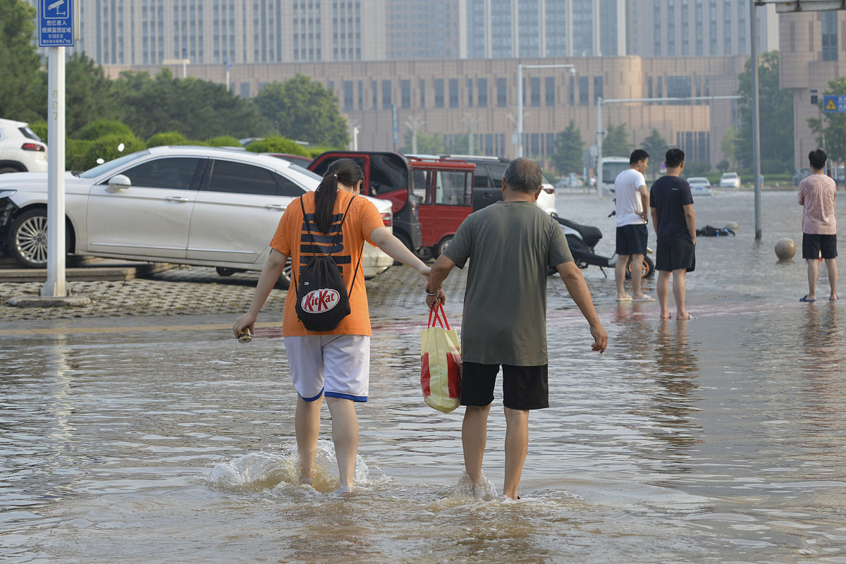 2021年7月23日,河南新乡,受连日强降雨影响,市区出现内涝,多条道路被