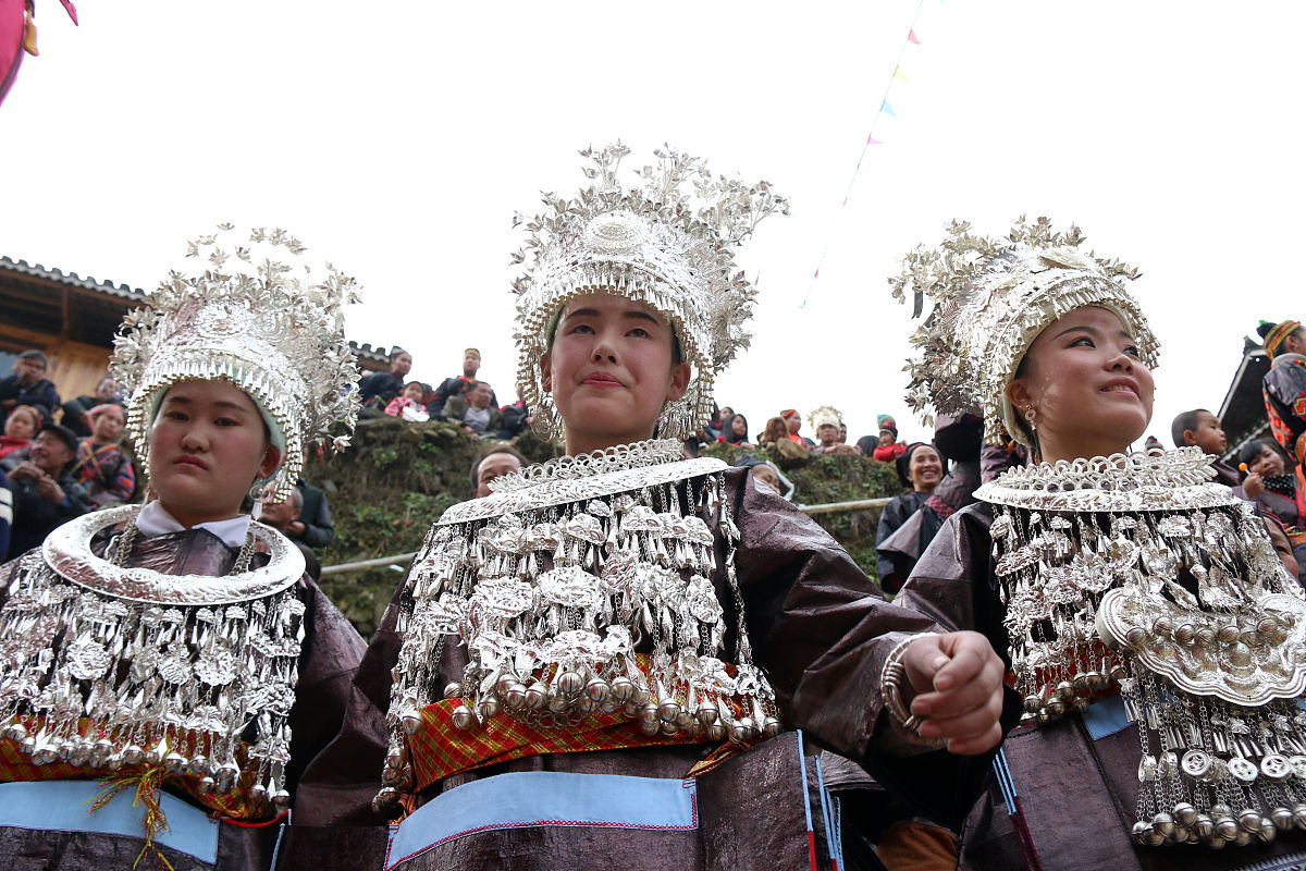 2015年2月11日,在贵州黔东南黎平县俾翁苗寨,超短裙苗族同胞在跳芦笙