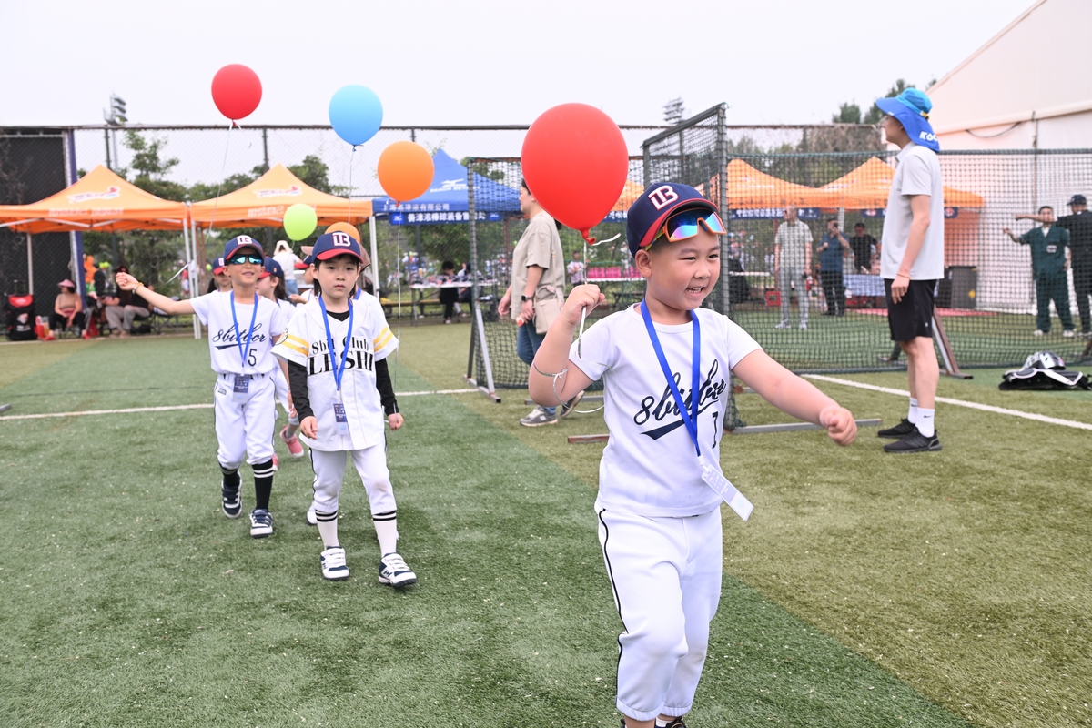 五年级垒球小子：柏子轩的赛场英姿