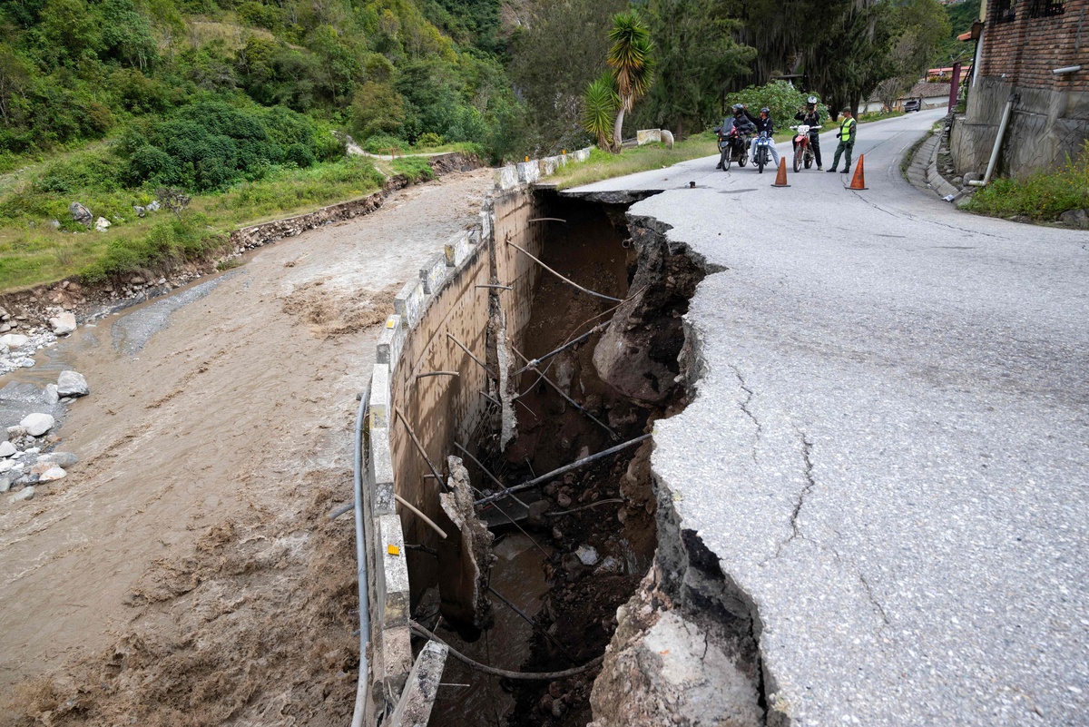 公路碎落台：原因、处理及安全措施