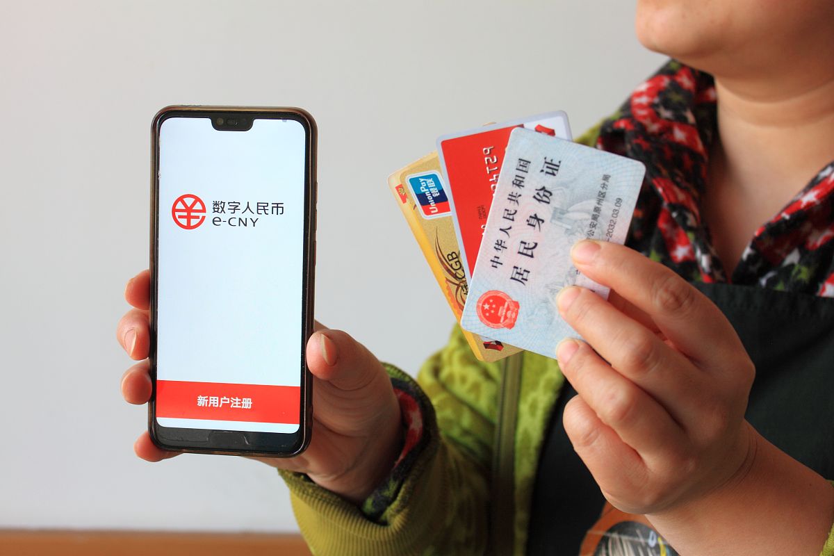 2022年1月4日,北京,市民在手机下载并注册体验数字人民币(试点版)app.