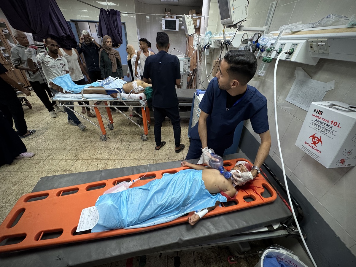 请描写一下被撞晕的人慢慢苏醒并感觉身上有一丝疼痛的感觉