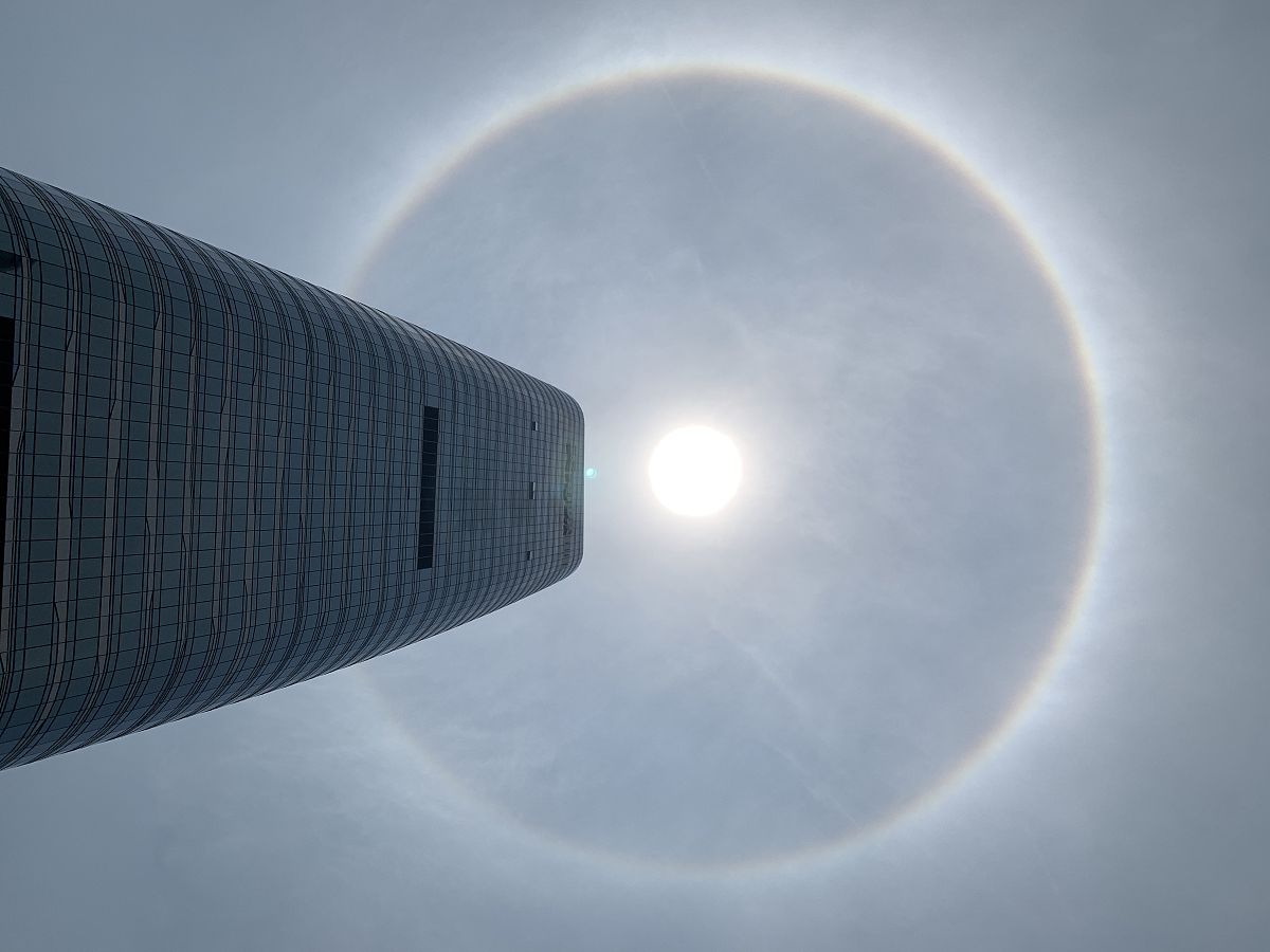 2021年4月30日,广州,城市上空出现日晕景观.